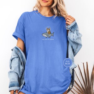 Broderad Corgi valhajskjorta - Vi dyker i gryningen, rolig havsdjurskjorta, söt Corgi-tröja, gåva med marint liv, Comfort Colors® hundskjorta Flo Blue