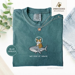 Broderad Corgi valhajskjorta - Vi dyker i gryningen, rolig havsdjurskjorta, söt Corgi-tröja, gåva med marint liv, Comfort Colors® hundskjorta Blue Spruce