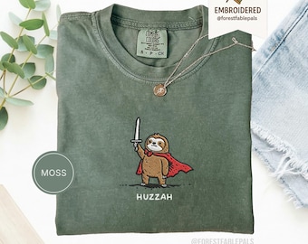Camiseta divertida con espada de perezoso, camiseta bordada de perezoso Huzzah, camiseta de animales medievales, camiseta de feria renacentista, lindo regalo de perezoso, camiseta Comfort Colors