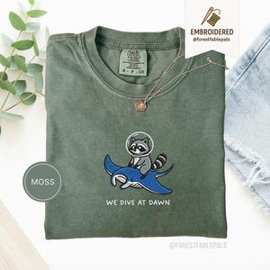 Chemise brodée de raies manta raton laveur - Nous plongeons à l'aube, chemise drôle d'animal de l'océan, t-shirt mignon de raton laveur, cadeau de la vie marine, Comfort Colors® Moss