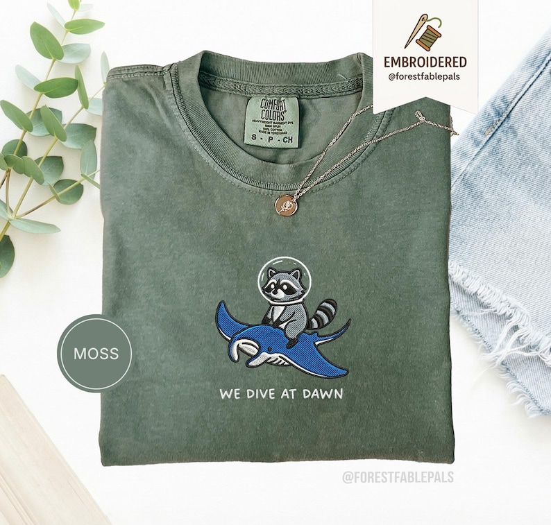Chemise brodée de raies manta raton laveur - Nous plongeons à l'aube, chemise drôle d'animal de l'océan, t-shirt mignon de raton laveur, cadeau de la vie marine, Comfort Colors® Moss