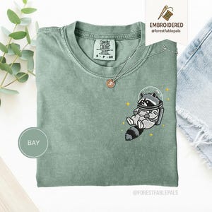 宇宙アライグマTシャツ、刺繍入りおもしろアライグマシャツ、かわいい宇宙動物Tシャツ、コンフォートカラーシャツ、アライグマ好きへのギフト、かわいい動物シャツ Bay