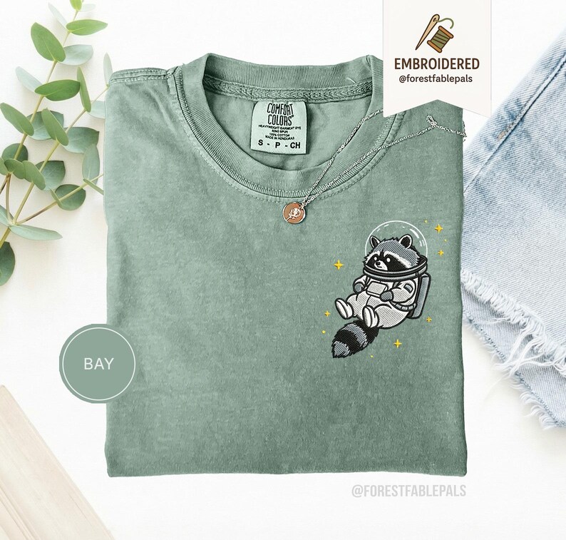 宇宙アライグマTシャツ、刺繍入りおもしろアライグマシャツ、かわいい宇宙動物Tシャツ、コンフォートカラーシャツ、アライグマ好きへのギフト、かわいい動物シャツ Bay