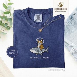 Broderad Corgi valhajskjorta - Vi dyker i gryningen, rolig havsdjurskjorta, söt Corgi-tröja, gåva med marint liv, Comfort Colors® hundskjorta True Navy