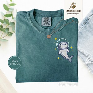Rymdvalhaj-T-shirt - Broderad hajtröja, söt kosmisk havsdjurströja, skjorta i bekväma färger, hajälskare-present, söt djurtröja