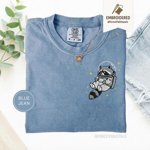 宇宙アライグマTシャツ、刺繍入りおもしろアライグマシャツ、かわいい宇宙動物Tシャツ、コンフォートカラーシャツ、アライグマ好きへのギフト、かわいい動物シャツ Blue Jean