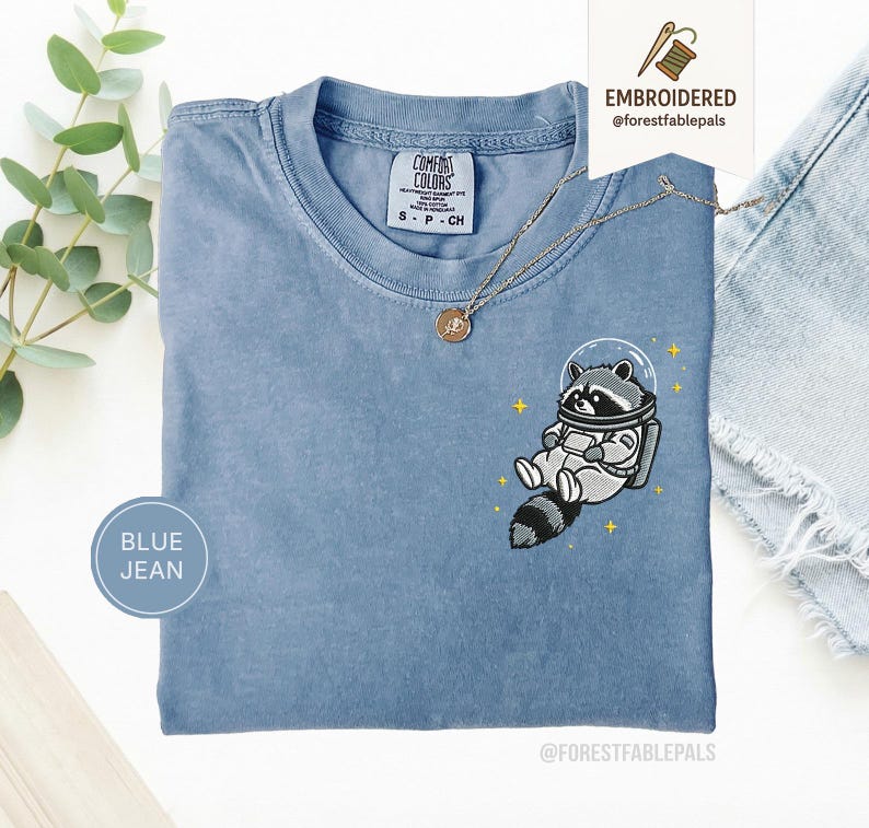 宇宙アライグマTシャツ、刺繍入りおもしろアライグマシャツ、かわいい宇宙動物Tシャツ、コンフォートカラーシャツ、アライグマ好きへのギフト、かわいい動物シャツ Blue Jean