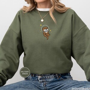 Raum Seeotter Sweatshirt, bestickter Otter Pullover, süßes kosmisches Tier Sweatshirt, Seeotter Liebhaber Geschenk, süßes Tier Sweatshirt Bild 4
