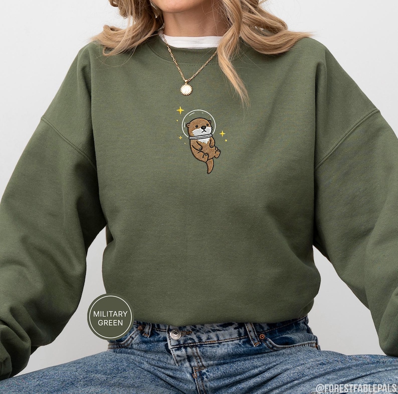 Raum Seeotter Sweatshirt, bestickter Otter Pullover, süßes kosmisches Tier Sweatshirt, Seeotter Liebhaber Geschenk, süßes Tier Sweatshirt Bild 4