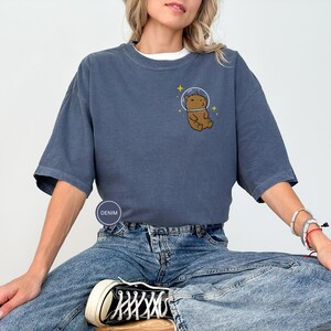 T-shirt Capybara spatial - chemise Capybara brodée, t-shirt animal cosmique mignon, chemise couleurs confort, cadeau pour amateur de Capybara, chemise animal rigolote Denim