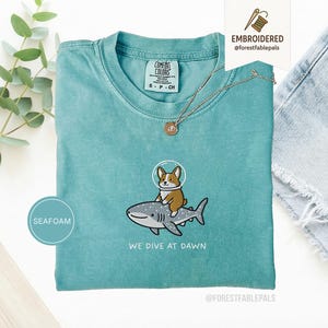 Broderad Corgi valhajskjorta - Vi dyker i gryningen, rolig havsdjurskjorta, söt Corgi-tröja, gåva med marint liv, Comfort Colors® hundskjorta Seafoam