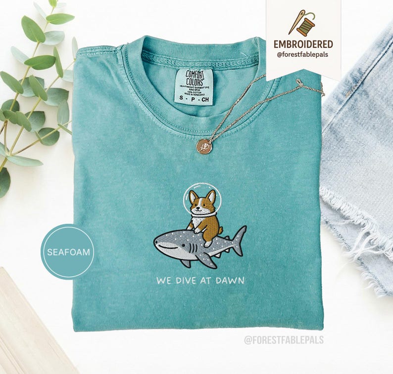 Broderad Corgi valhajskjorta - Vi dyker i gryningen, rolig havsdjurskjorta, söt Corgi-tröja, gåva med marint liv, Comfort Colors® hundskjorta Seafoam