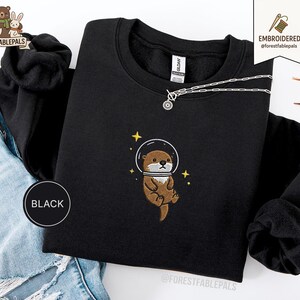 Raum Seeotter Sweatshirt, bestickter Otter Pullover, süßes kosmisches Tier Sweatshirt, Seeotter Liebhaber Geschenk, süßes Tier Sweatshirt Black