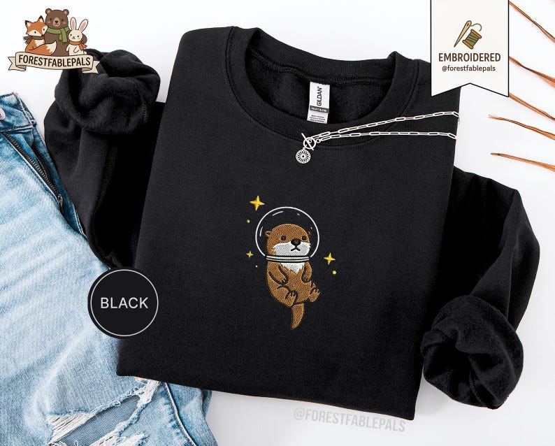 Raum Seeotter Sweatshirt, bestickter Otter Pullover, süßes kosmisches Tier Sweatshirt, Seeotter Liebhaber Geschenk, süßes Tier Sweatshirt Black