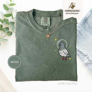 Maglietta con piccione spaziale, maglietta con piccione divertente ricamato, maglietta con simpatico animale cosmico, maglietta Comfort Colors, regalo per amanti dei piccioni, maglietta con animale carino Moss