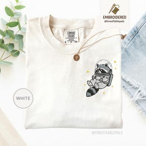 宇宙アライグマTシャツ、刺繍入りおもしろアライグマシャツ、かわいい宇宙動物Tシャツ、コンフォートカラーシャツ、アライグマ好きへのギフト、かわいい動物シャツ White