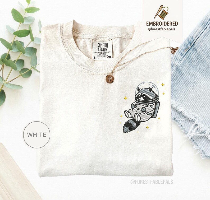 宇宙アライグマTシャツ、刺繍入りおもしろアライグマシャツ、かわいい宇宙動物Tシャツ、コンフォートカラーシャツ、アライグマ好きへのギフト、かわいい動物シャツ White