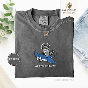 Chemise brodée de raies manta raton laveur - Nous plongeons à l'aube, chemise drôle d'animal de l'océan, t-shirt mignon de raton laveur, cadeau de la vie marine, Comfort Colors® Pepper