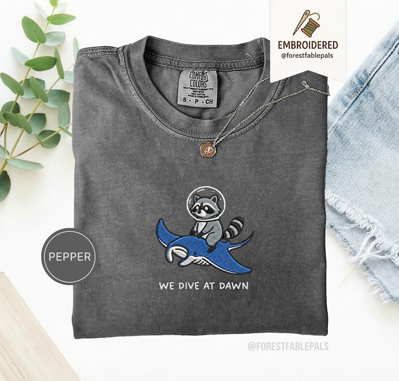 Chemise brodée de raies manta raton laveur - Nous plongeons à l'aube, chemise drôle d'animal de l'océan, t-shirt mignon de raton laveur, cadeau de la vie marine, Comfort Colors® Pepper