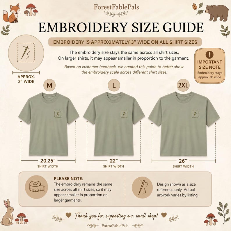 以下が含まれることがあります： ForestFablePalsの刺繍サイズガイド。M、L、2XLサイズのオリーブグリーンのTシャツが3枚表示されています。ガイドには、刺繍の幅はすべてのシャツサイズで約7.6cmと記載されています。シャツの幅は51.4cm、55.9cm、66cmです。