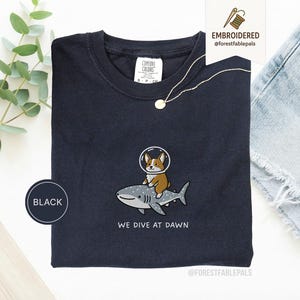 Broderad Corgi valhajskjorta - Vi dyker i gryningen, rolig havsdjurskjorta, söt Corgi-tröja, gåva med marint liv, Comfort Colors® hundskjorta Black