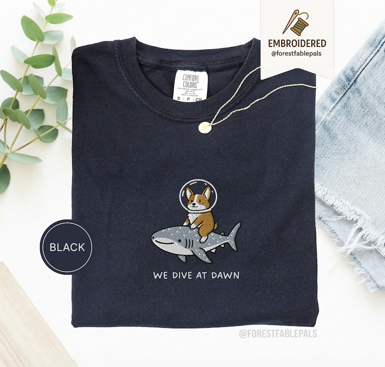 Broderad Corgi valhajskjorta - Vi dyker i gryningen, rolig havsdjurskjorta, söt Corgi-tröja, gåva med marint liv, Comfort Colors® hundskjorta Black