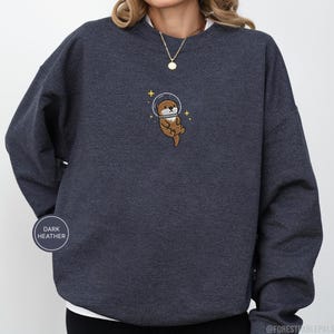 Raum Seeotter Sweatshirt, bestickter Otter Pullover, süßes kosmisches Tier Sweatshirt, Seeotter Liebhaber Geschenk, süßes Tier Sweatshirt Bild 8