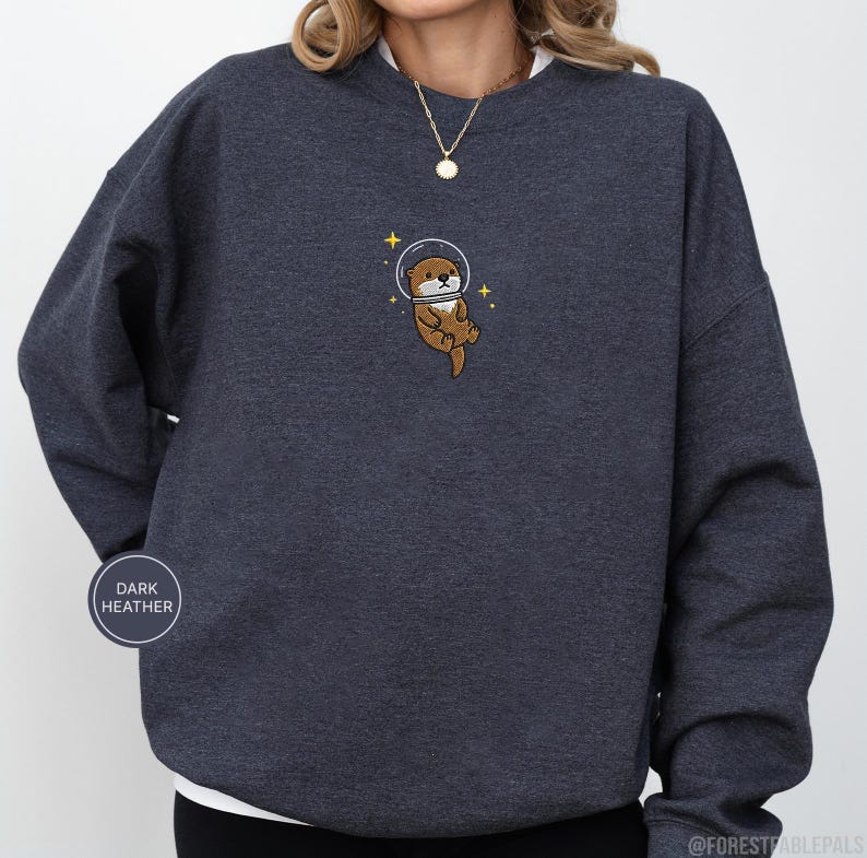 Raum Seeotter Sweatshirt, bestickter Otter Pullover, süßes kosmisches Tier Sweatshirt, Seeotter Liebhaber Geschenk, süßes Tier Sweatshirt Bild 8
