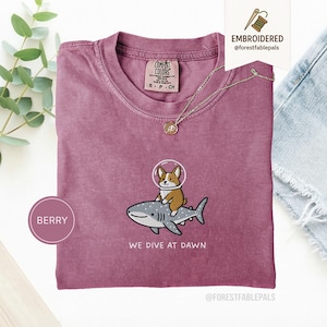 Broderad Corgi valhajskjorta - Vi dyker i gryningen, rolig havsdjurskjorta, söt Corgi-tröja, gåva med marint liv, Comfort Colors® hundskjorta Berry