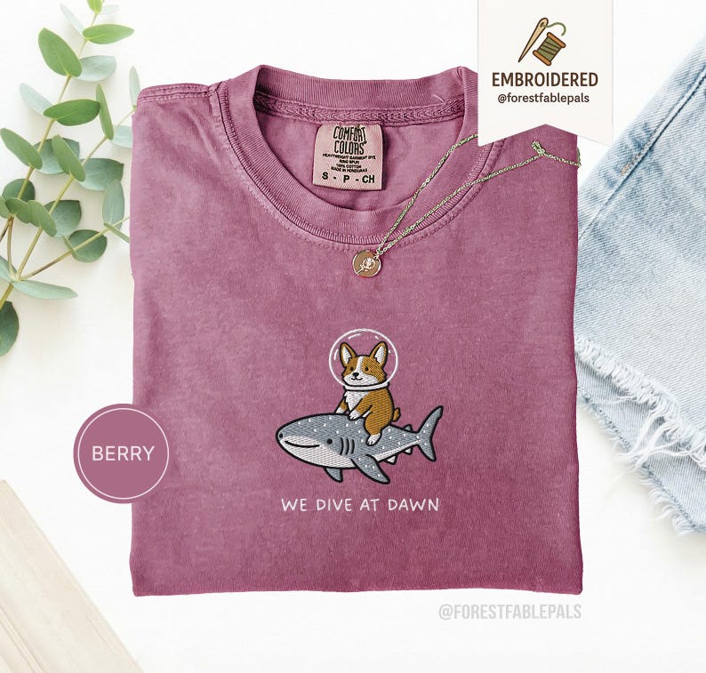 Broderad Corgi valhajskjorta - Vi dyker i gryningen, rolig havsdjurskjorta, söt Corgi-tröja, gåva med marint liv, Comfort Colors® hundskjorta Berry