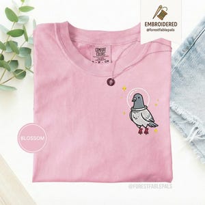 Maglietta con piccione spaziale, maglietta con piccione divertente ricamato, maglietta con simpatico animale cosmico, maglietta Comfort Colors, regalo per amanti dei piccioni, maglietta con animale carino Blossom