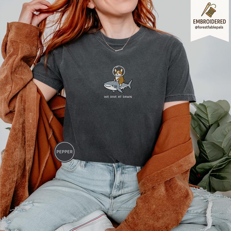 Broderad Corgi valhajskjorta - Vi dyker i gryningen, rolig havsdjurskjorta, söt Corgi-tröja, gåva med marint liv, Comfort Colors® hundskjorta bild 3