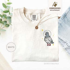 Maglietta con piccione spaziale, maglietta con piccione divertente ricamato, maglietta con simpatico animale cosmico, maglietta Comfort Colors, regalo per amanti dei piccioni, maglietta con animale carino White