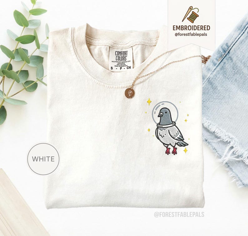 Maglietta con piccione spaziale, maglietta con piccione divertente ricamato, maglietta con simpatico animale cosmico, maglietta Comfort Colors, regalo per amanti dei piccioni, maglietta con animale carino White