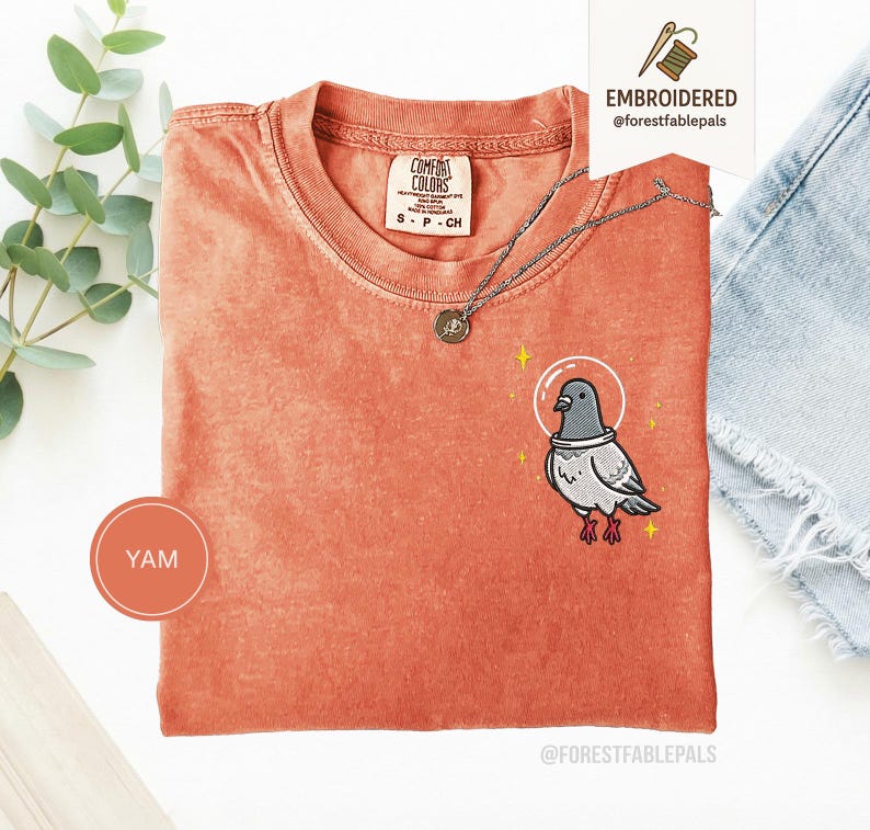 Maglietta con piccione spaziale, maglietta con piccione divertente ricamato, maglietta con simpatico animale cosmico, maglietta Comfort Colors, regalo per amanti dei piccioni, maglietta con animale carino Yam