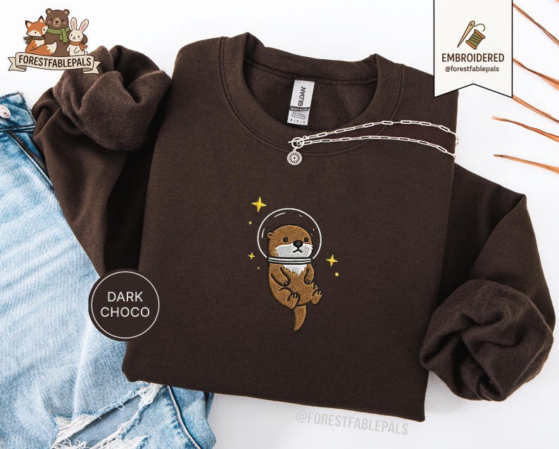 Raum Seeotter Sweatshirt, bestickter Otter Pullover, süßes kosmisches Tier Sweatshirt, Seeotter Liebhaber Geschenk, süßes Tier Sweatshirt Dark Chocolate