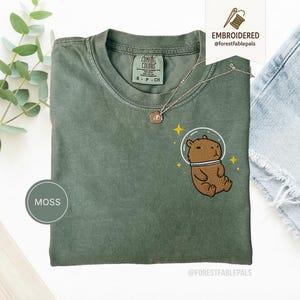 T-shirt Capybara spatial - chemise Capybara brodée, t-shirt animal cosmique mignon, chemise couleurs confort, cadeau pour amateur de Capybara, chemise animal rigolote Moss