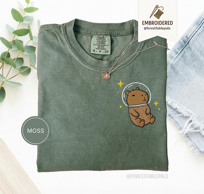 T-shirt Capybara spatial - chemise Capybara brodée, t-shirt animal cosmique mignon, chemise couleurs confort, cadeau pour amateur de Capybara, chemise animal rigolote Moss