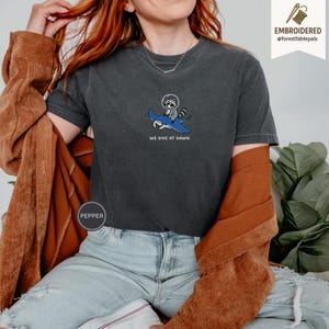 Chemise brodée de raies manta raton laveur - Nous plongeons à l'aube, chemise drôle d'animal de l'océan, t-shirt mignon de raton laveur, cadeau de la vie marine, Comfort Colors® image 3