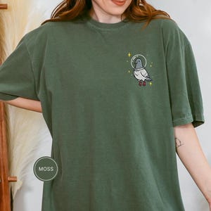 Maglietta con piccione spaziale, maglietta con piccione divertente ricamato, maglietta con simpatico animale cosmico, maglietta Comfort Colors, regalo per amanti dei piccioni, maglietta con animale carino immagine 4