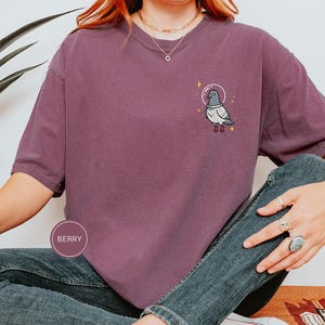 Maglietta con piccione spaziale, maglietta con piccione divertente ricamato, maglietta con simpatico animale cosmico, maglietta Comfort Colors, regalo per amanti dei piccioni, maglietta con animale carino immagine 6