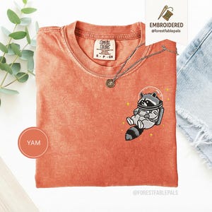 宇宙アライグマTシャツ、刺繍入りおもしろアライグマシャツ、かわいい宇宙動物Tシャツ、コンフォートカラーシャツ、アライグマ好きへのギフト、かわいい動物シャツ Yam