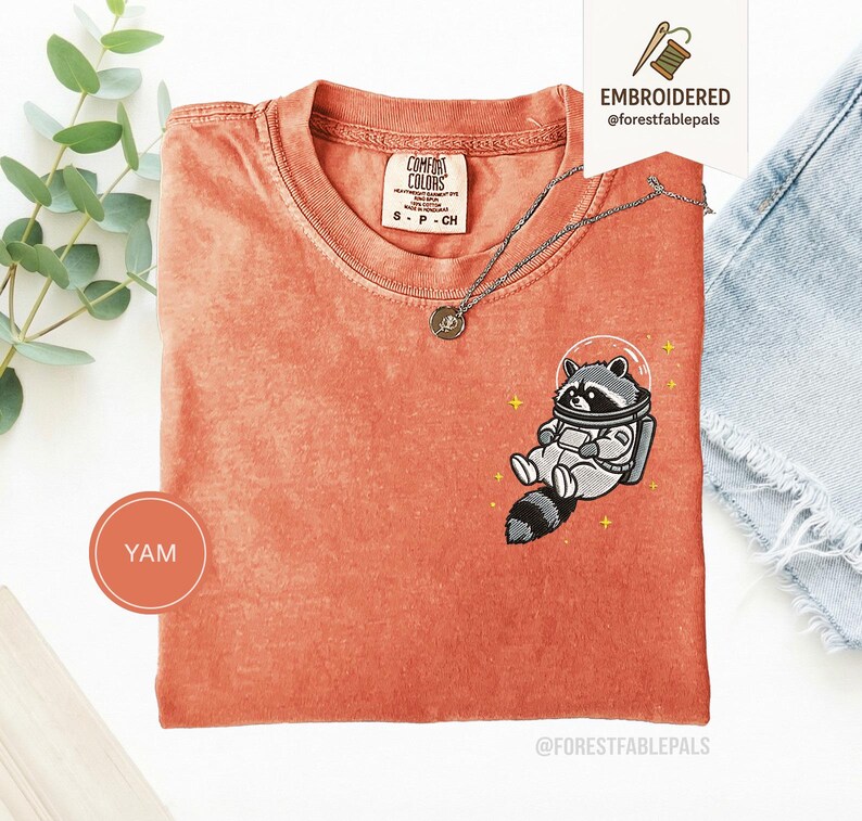 宇宙アライグマTシャツ、刺繍入りおもしろアライグマシャツ、かわいい宇宙動物Tシャツ、コンフォートカラーシャツ、アライグマ好きへのギフト、かわいい動物シャツ Yam