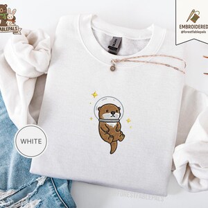 Raum Seeotter Sweatshirt, bestickter Otter Pullover, süßes kosmisches Tier Sweatshirt, Seeotter Liebhaber Geschenk, süßes Tier Sweatshirt White