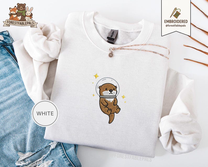 Raum Seeotter Sweatshirt, bestickter Otter Pullover, süßes kosmisches Tier Sweatshirt, Seeotter Liebhaber Geschenk, süßes Tier Sweatshirt White