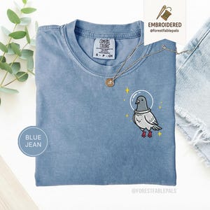 Maglietta con piccione spaziale, maglietta con piccione divertente ricamato, maglietta con simpatico animale cosmico, maglietta Comfort Colors, regalo per amanti dei piccioni, maglietta con animale carino Blue Jean