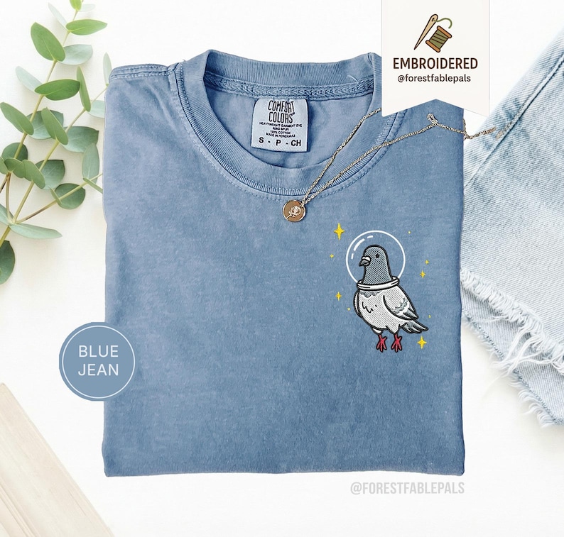 Maglietta con piccione spaziale, maglietta con piccione divertente ricamato, maglietta con simpatico animale cosmico, maglietta Comfort Colors, regalo per amanti dei piccioni, maglietta con animale carino Blue Jean