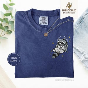 宇宙アライグマTシャツ、刺繍入りおもしろアライグマシャツ、かわいい宇宙動物Tシャツ、コンフォートカラーシャツ、アライグマ好きへのギフト、かわいい動物シャツ True Navy