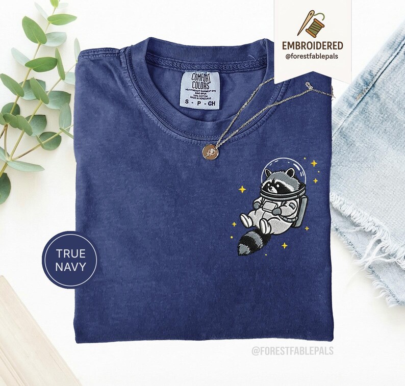 宇宙アライグマTシャツ、刺繍入りおもしろアライグマシャツ、かわいい宇宙動物Tシャツ、コンフォートカラーシャツ、アライグマ好きへのギフト、かわいい動物シャツ True Navy