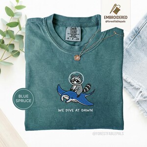 Chemise brodée de raies manta raton laveur - Nous plongeons à l'aube, chemise drôle d'animal de l'océan, t-shirt mignon de raton laveur, cadeau de la vie marine, Comfort Colors® Blue Spruce